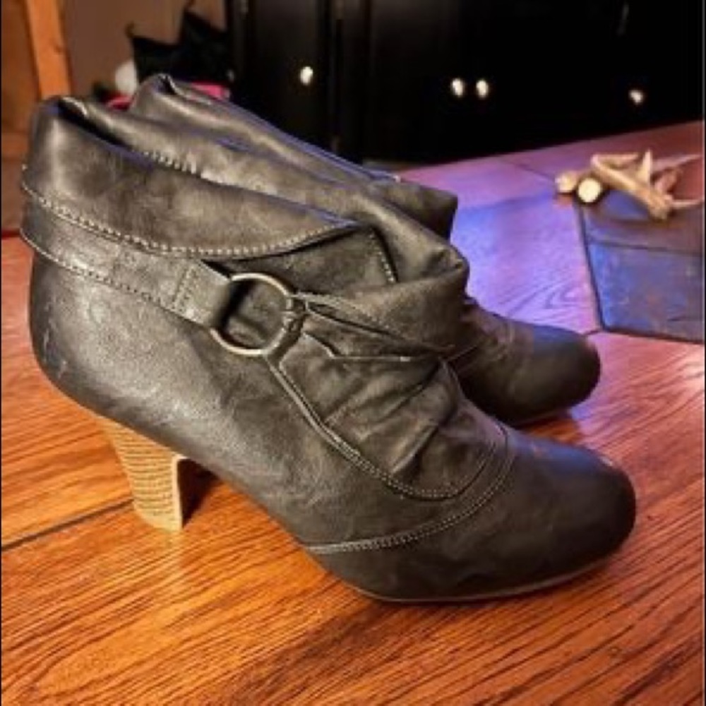 Madden Girl Gray Ankle Boots. Size 8. Excellent Condition:
